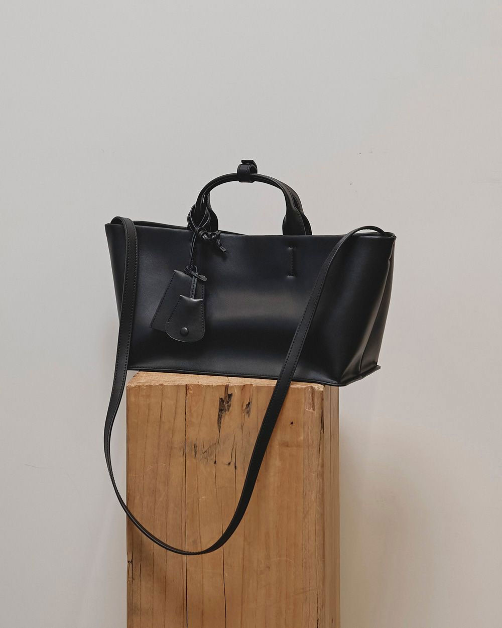 
                  
                    Useful Leather Bag(M)
                  
                