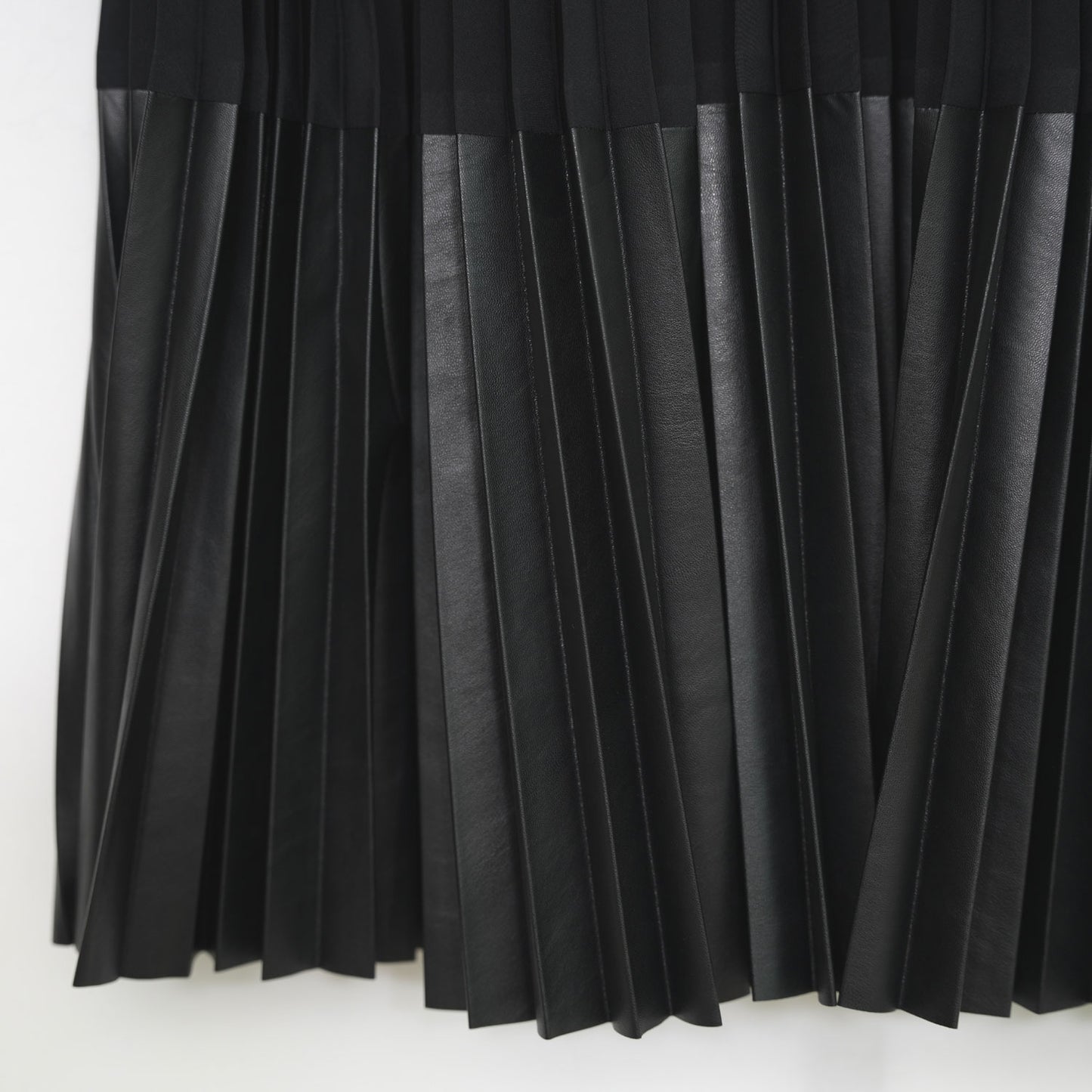 
                  
                    TAFFETA X ECO-LEATHER PLEATED SKIRT
                  
                