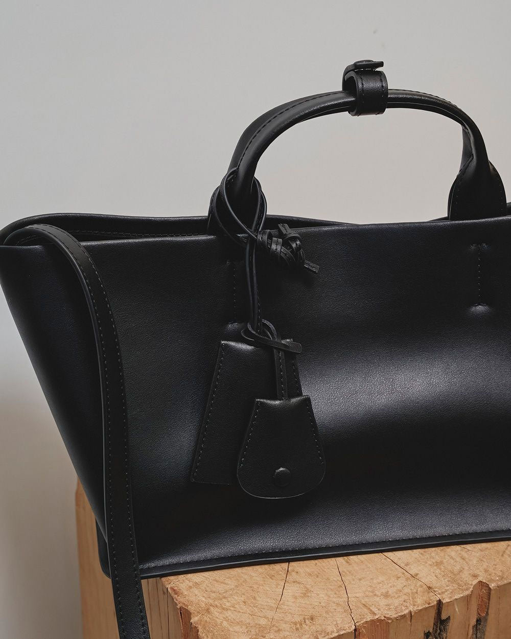 
                  
                    Useful Leather Bag(M)
                  
                