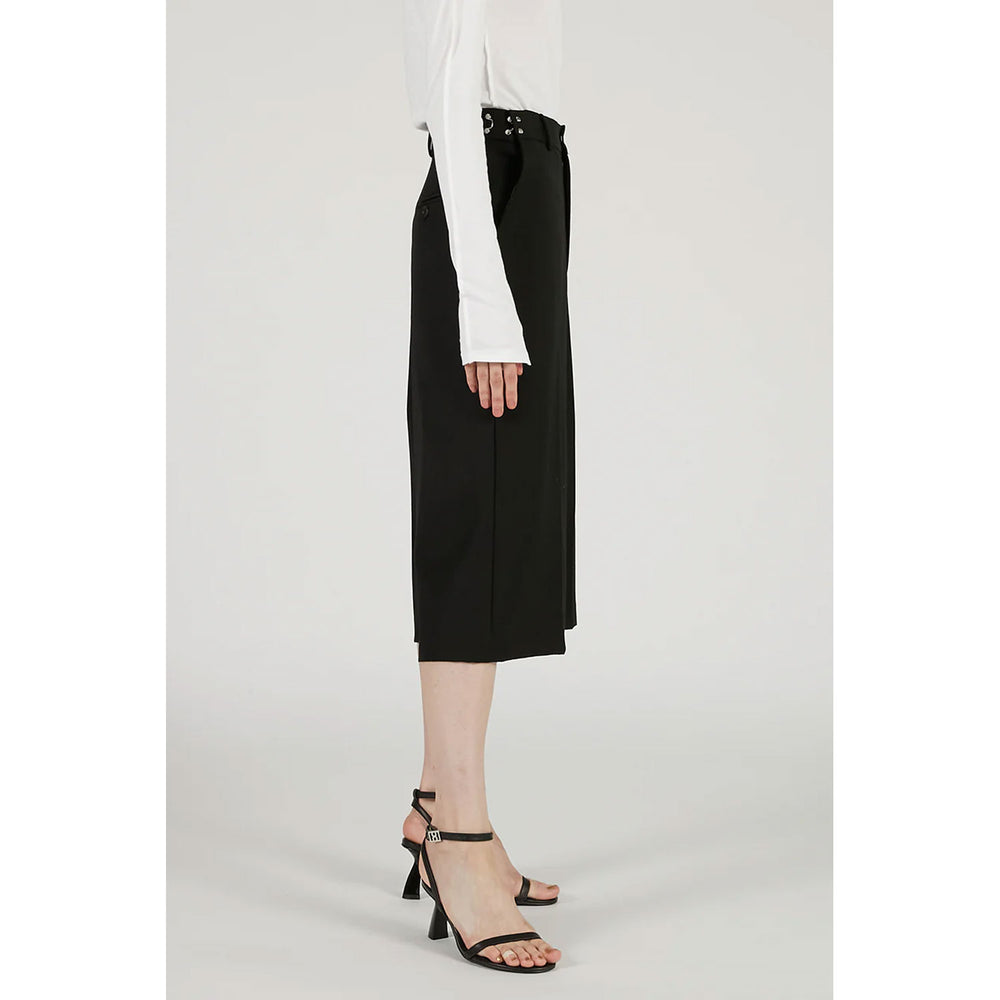 
                  
                    Low-crotch Bermuda Pants-BLACK-
                  
                