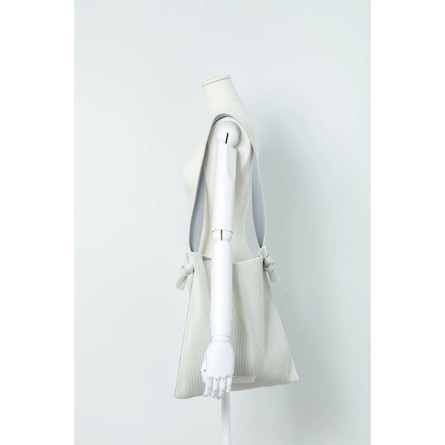 
                  
                    KASANE REVERSIBLE MUSUBI TOTE -IVORY×GRAY-
                  
                