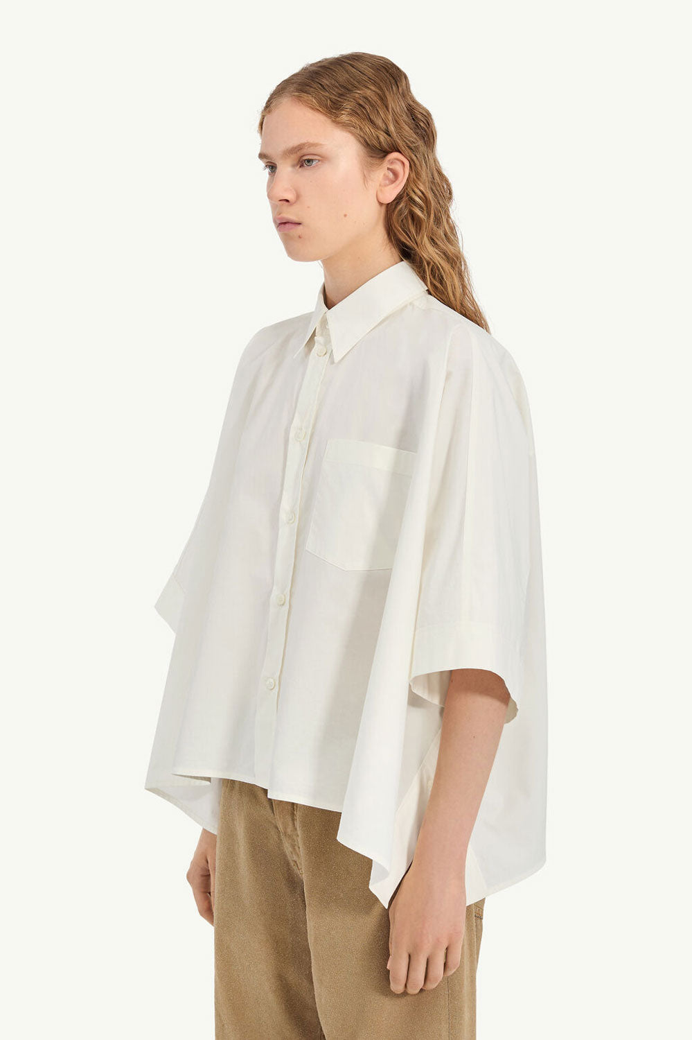 
                  
                    Cropped shirt -WHITE-
                  
                