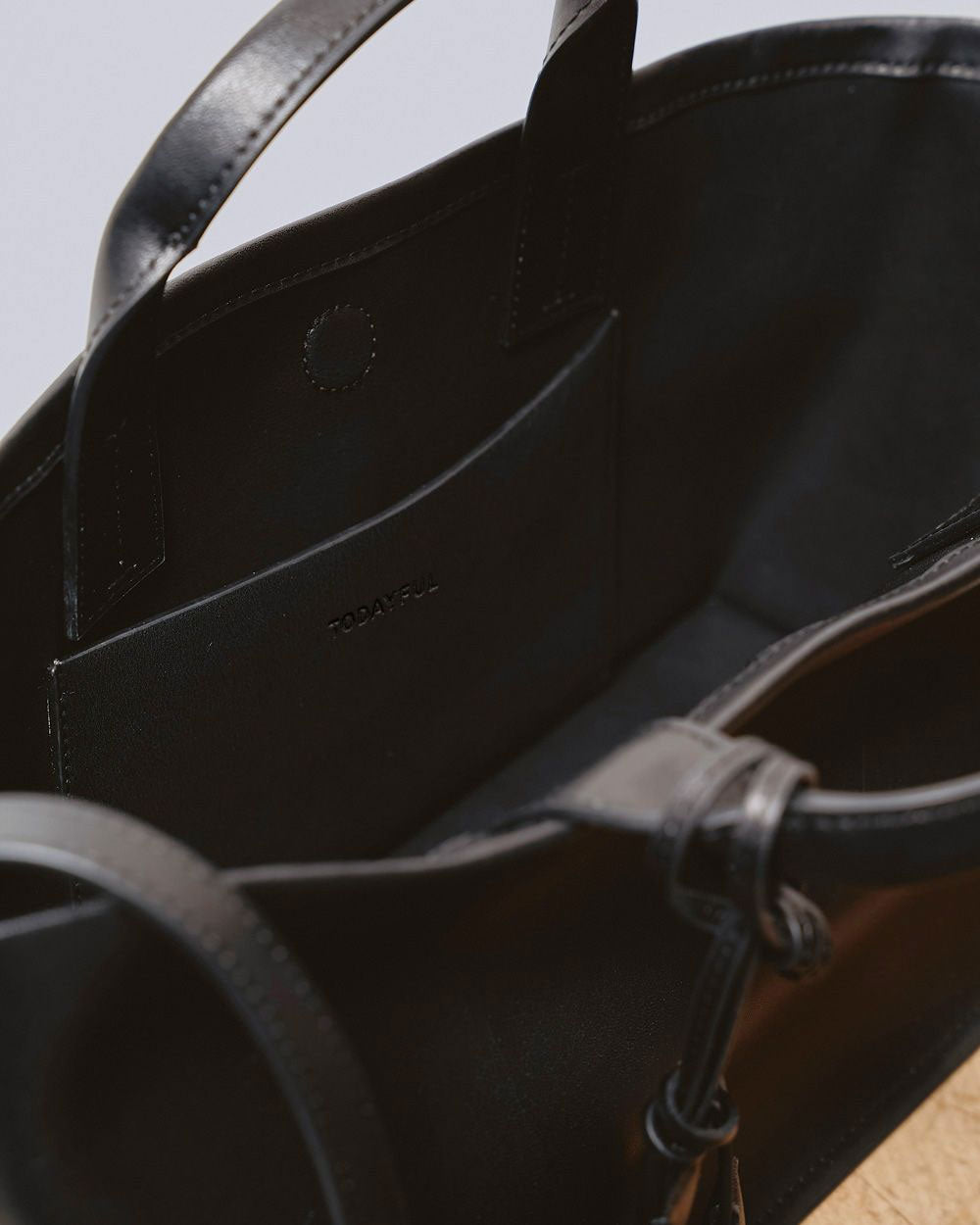 
                  
                    Useful Leather Bag(M)
                  
                