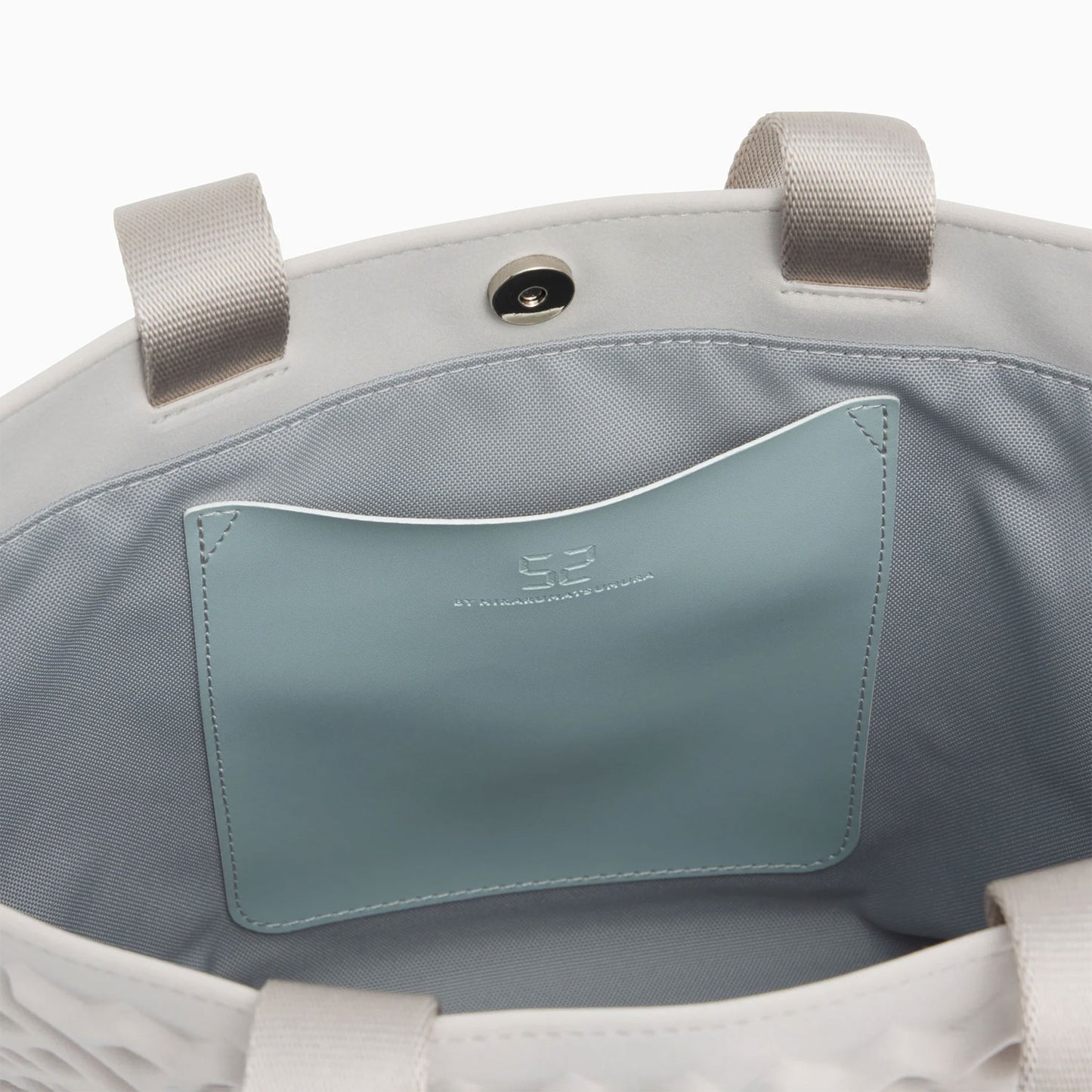 
                  
                    WAF-FUL TOWN TOTE SMALL-Ice gray-
                  
                