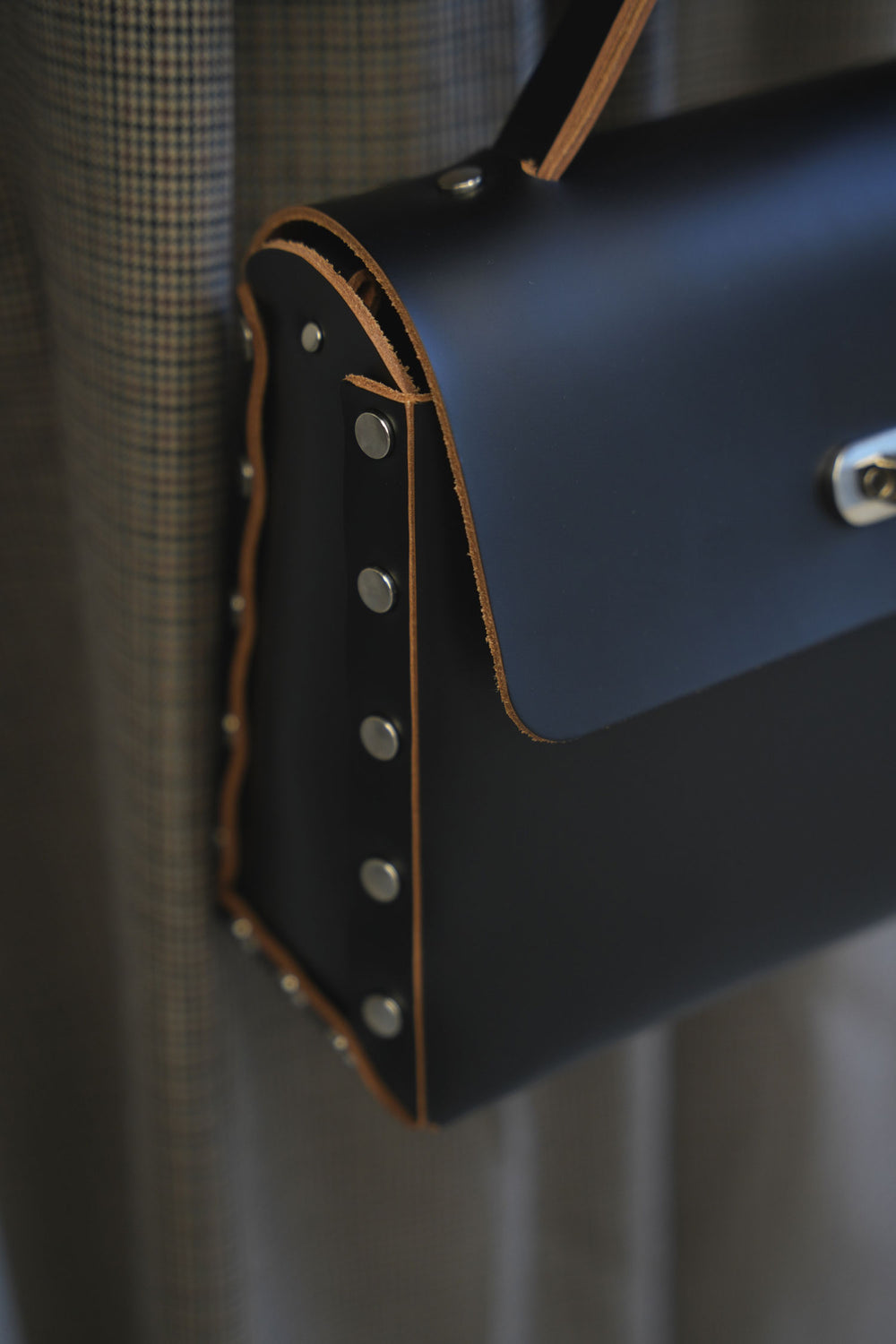 assemble hand bag flap M-BLACK- – OBLIGE