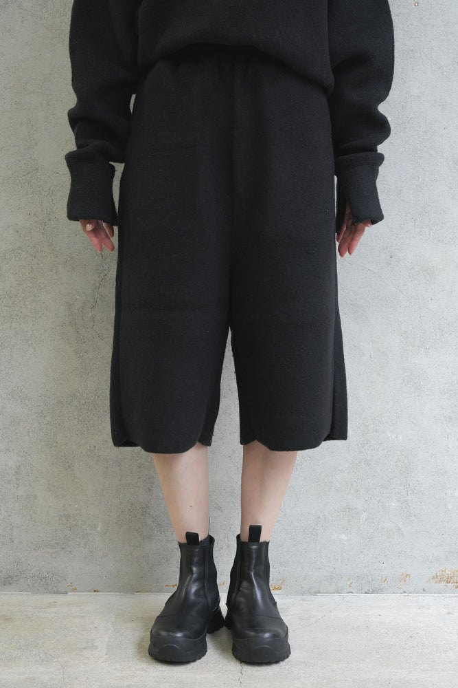 
                  
                    CROPPED BUGGY SWEAT PANTS -BLACK-
                  
                