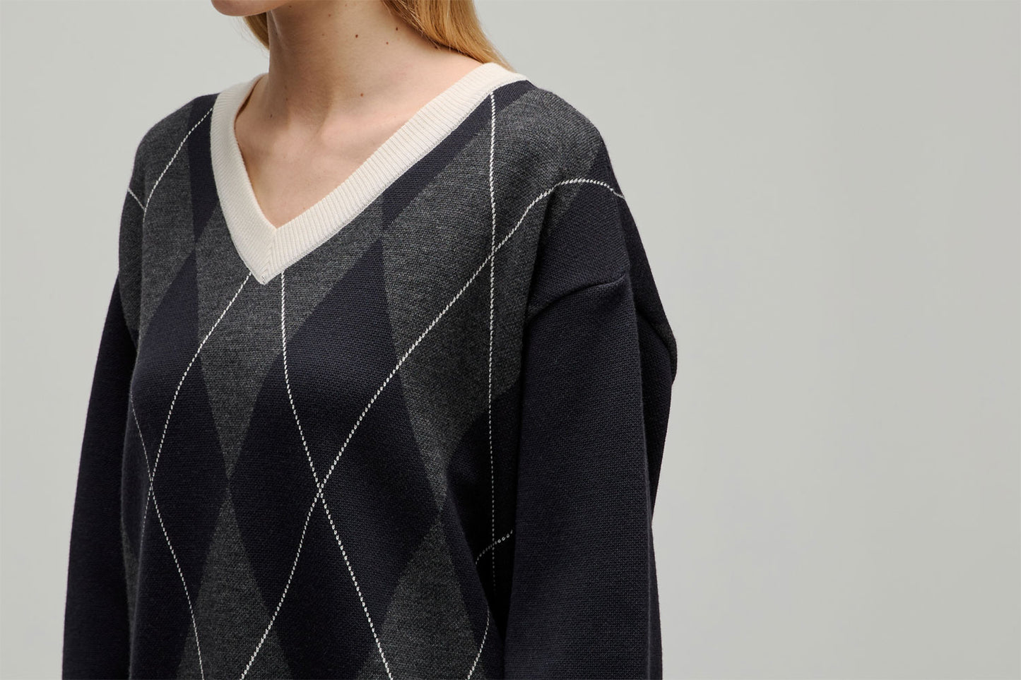 
                  
                    RERACS ARGYLE V NECK KNIT
                  
                