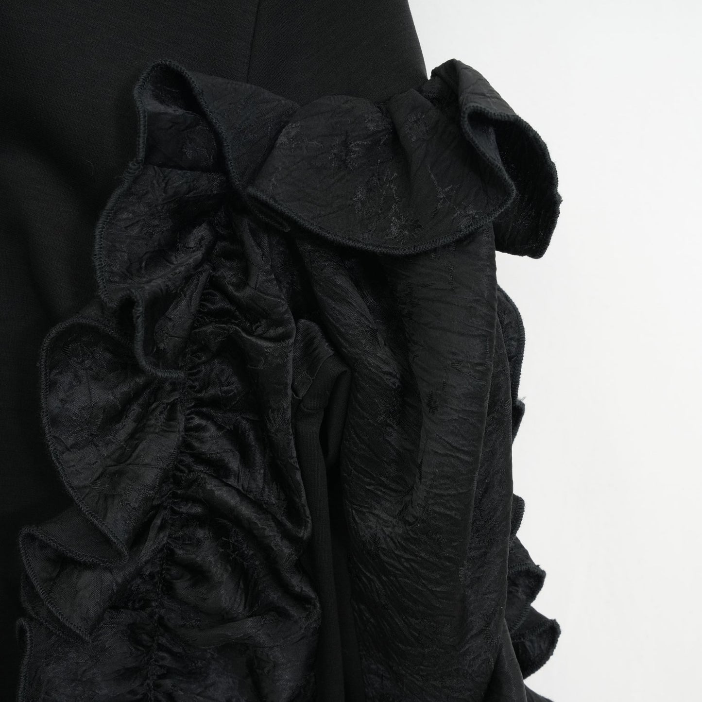 
                  
                    ラッフル切替カットソー-BLACK-
                  
                