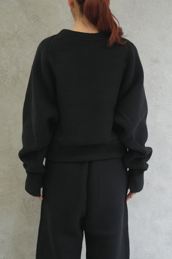 
                  
                    SLIT SLEEVE SWEAT -BLACK-
                  
                