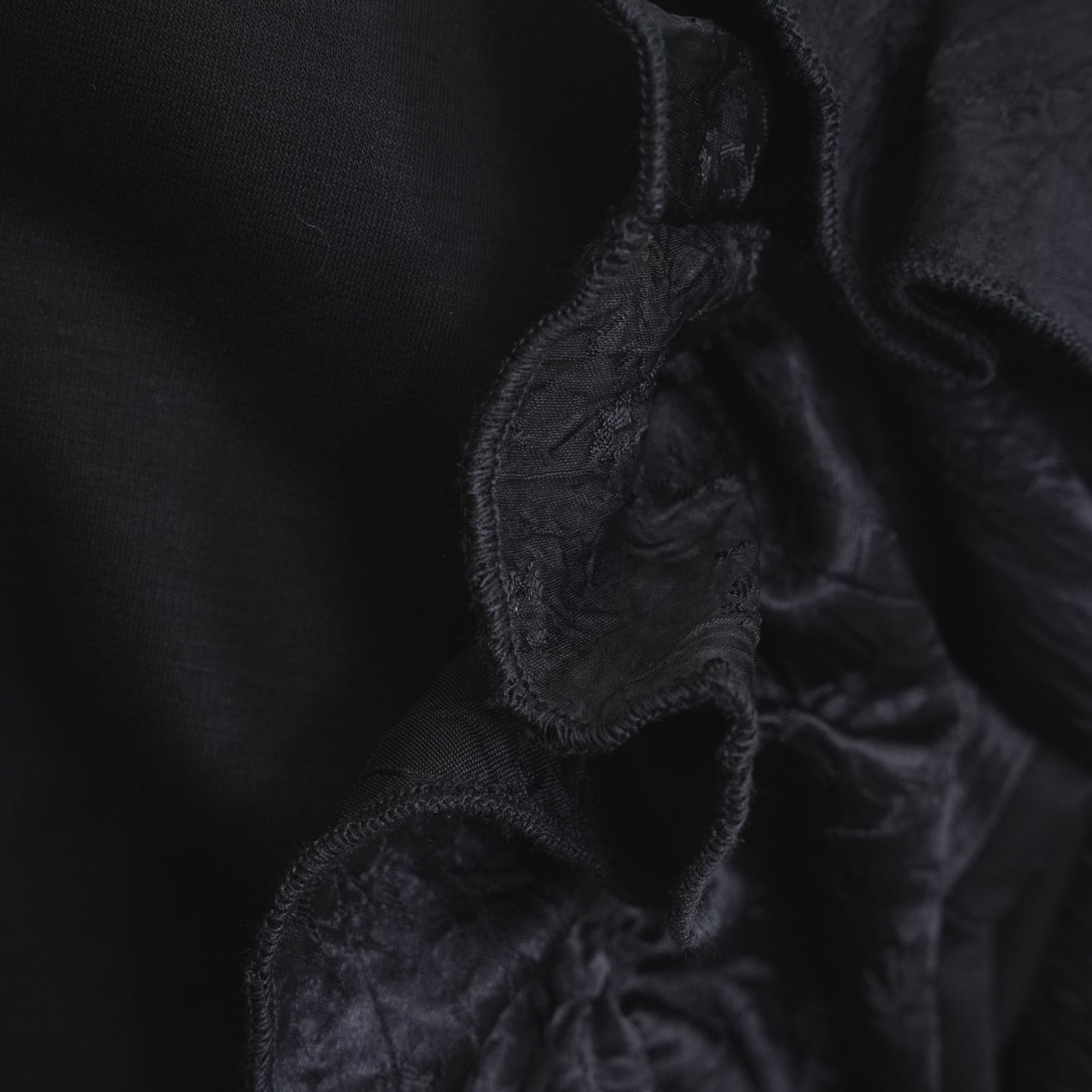 
                  
                    ラッフル切替カットソー-BLACK-
                  
                