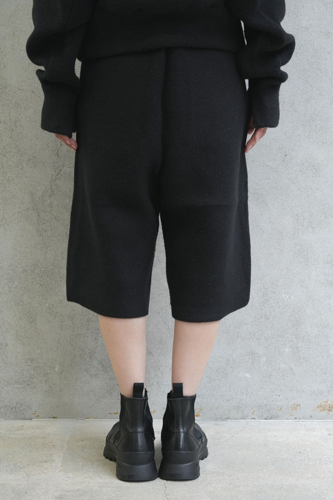 
                  
                    CROPPED BUGGY SWEAT PANTS -BLACK-
                  
                