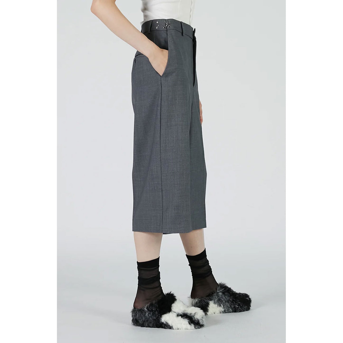 
                  
                    Low-crotch Bermuda Pants-BLACK-
                  
                