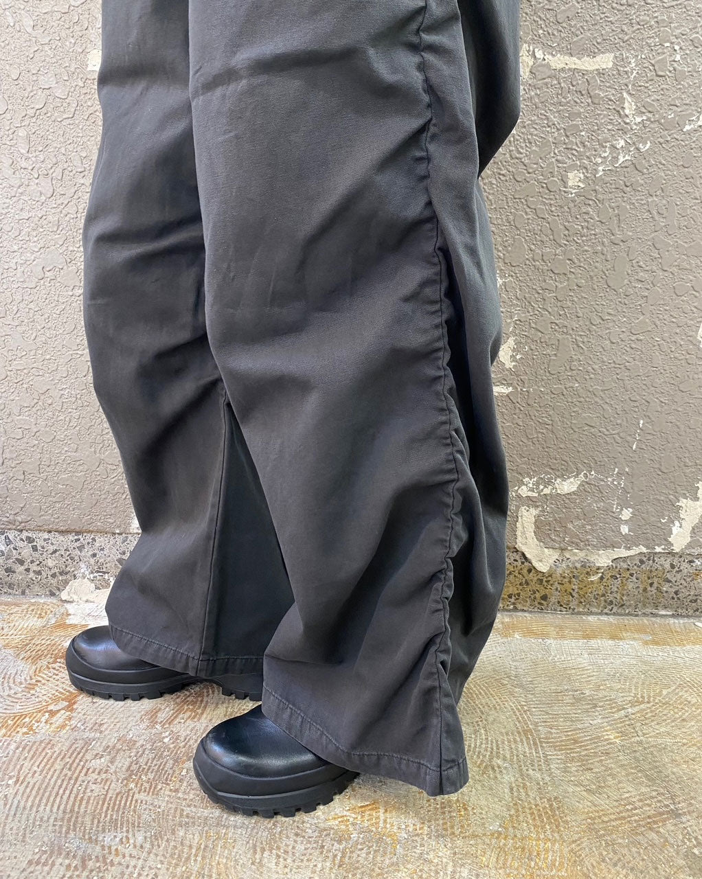 
                  
                    THIN CANVAS DRAPED TROUSERS-BLACK-
                  
                