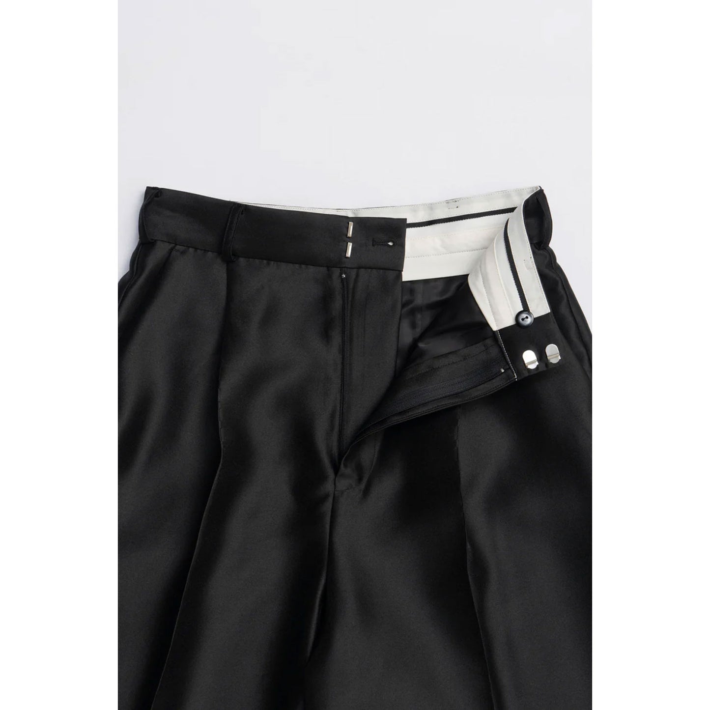 
                  
                    Organza Bermuda Pants-BLACK-
                  
                
