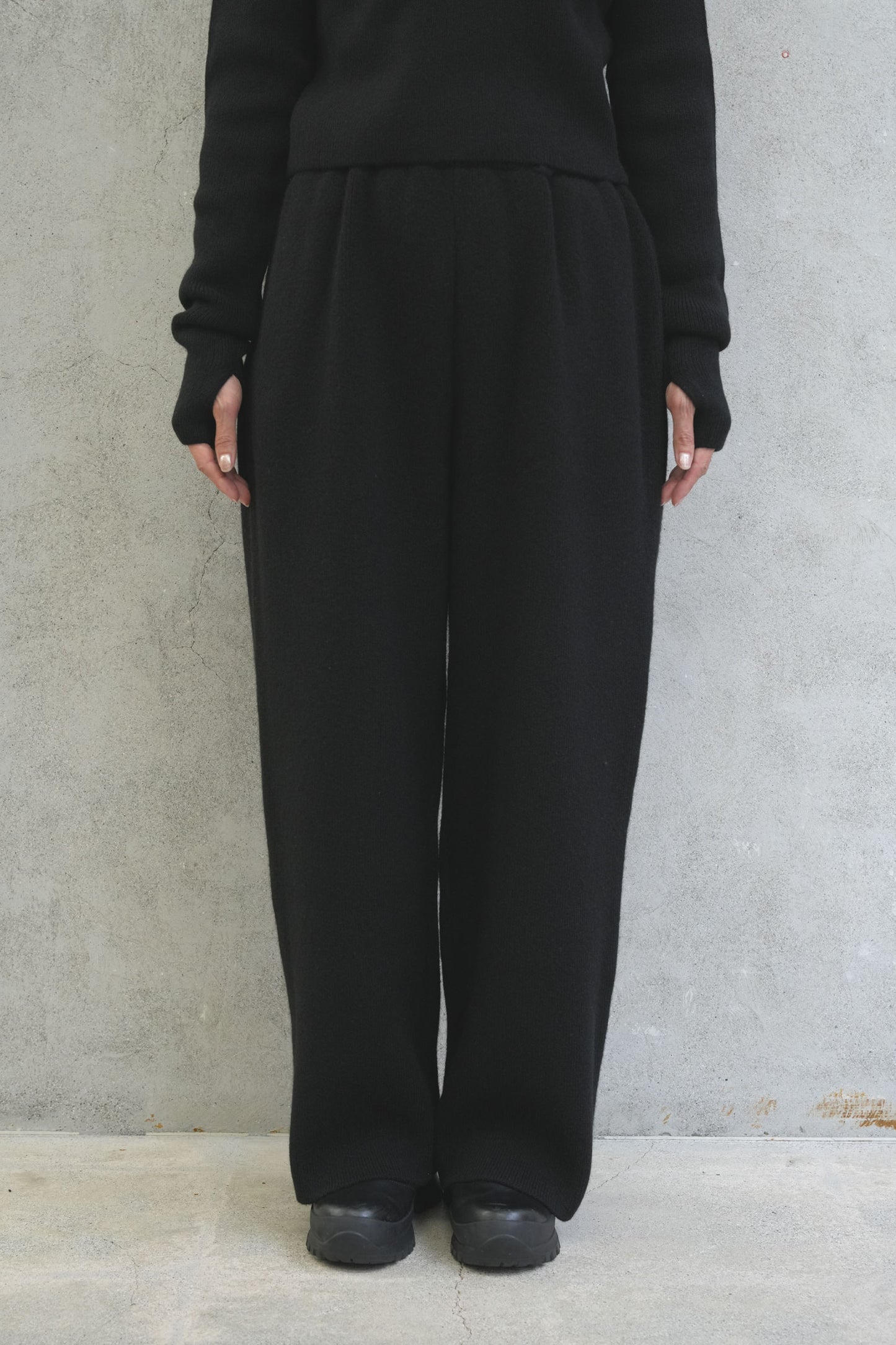 
                  
                    KNIT ESSENTIAL PANTS -BLACK-
                  
                
