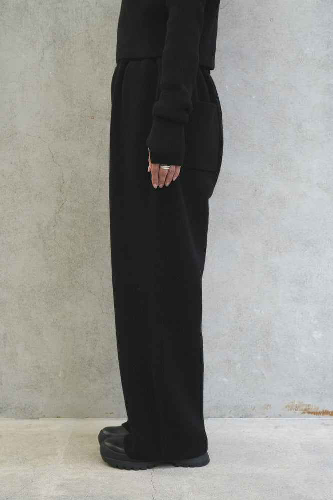 
                  
                    KNIT ESSENTIAL PANTS -BLACK-
                  
                