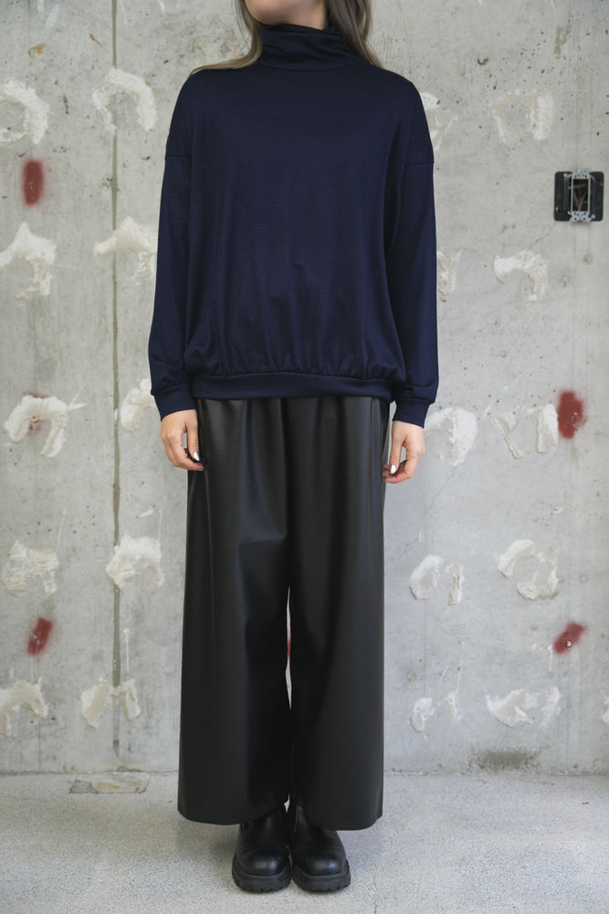 
                  
                    IVA NARROW SLEEVE HIGH-NECK
                  
                