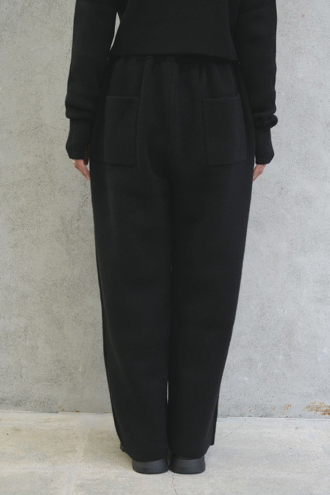 
                  
                    KNIT ESSENTIAL PANTS -BLACK-
                  
                