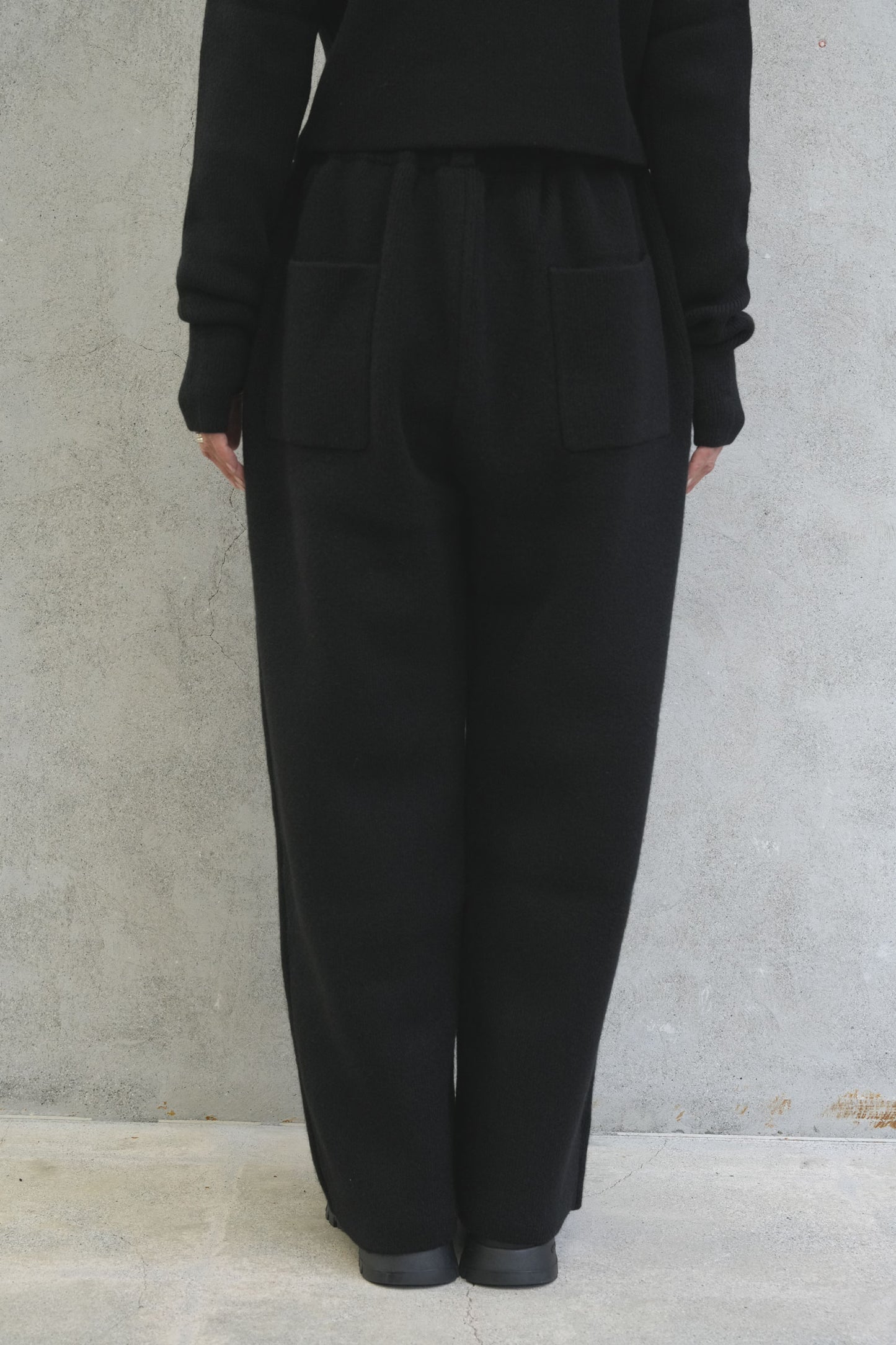 
                  
                    KNIT ESSENTIAL PANTS -BLACK-
                  
                