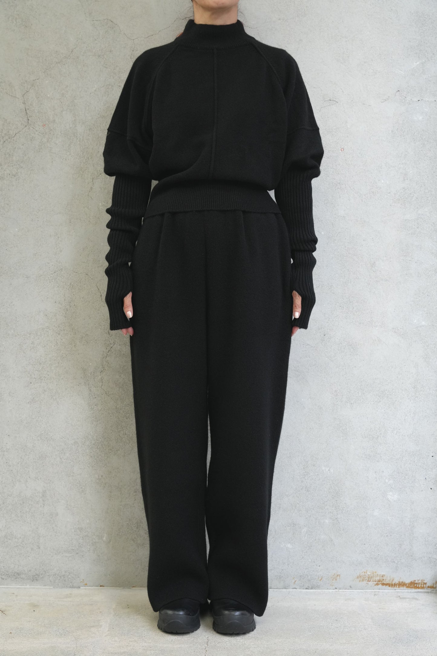
                  
                    KNIT ESSENTIAL PANTS -BLACK-
                  
                