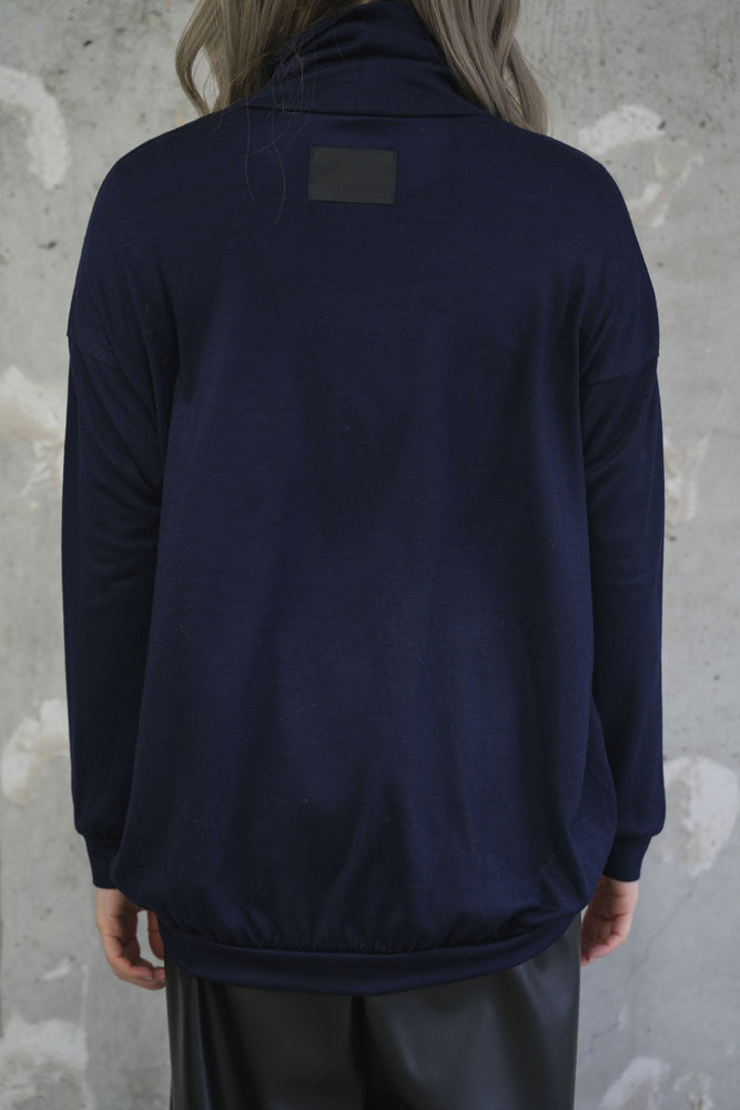 
                  
                    IVA NARROW SLEEVE HIGH-NECK
                  
                