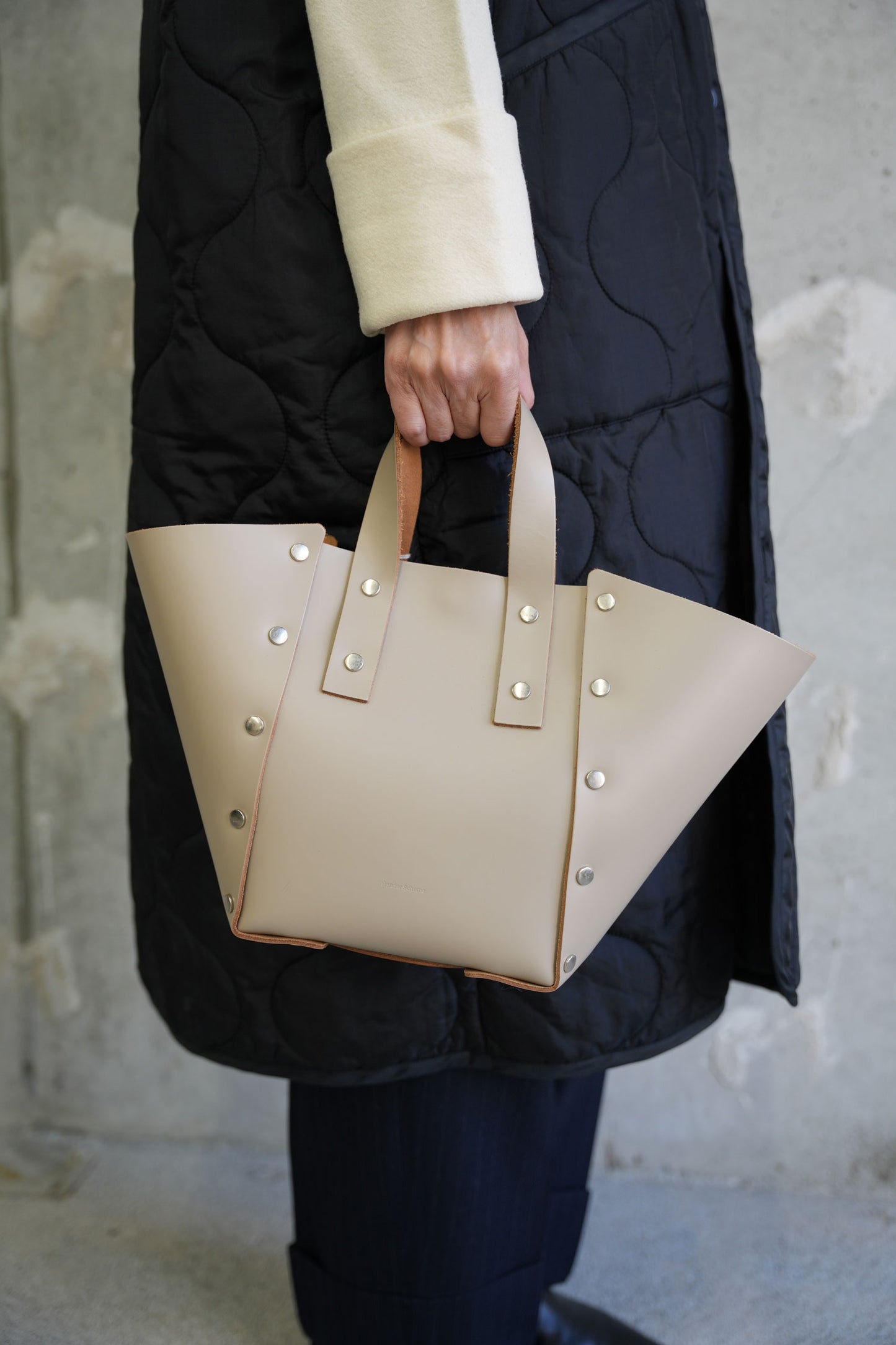 
                  
                    assemble hand bag wide S -BEIGE-
                  
                