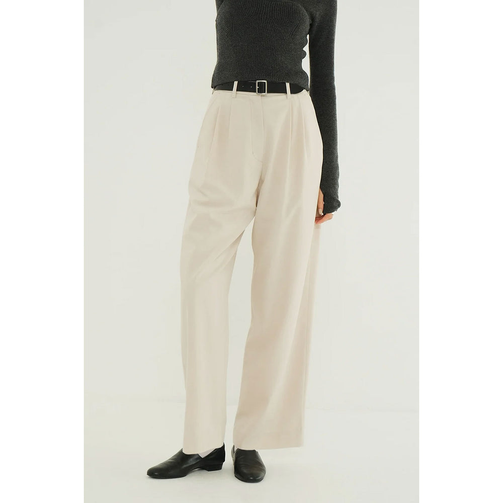 
                  
                    BASIC TUCK PANTS -IVORY-
                  
                