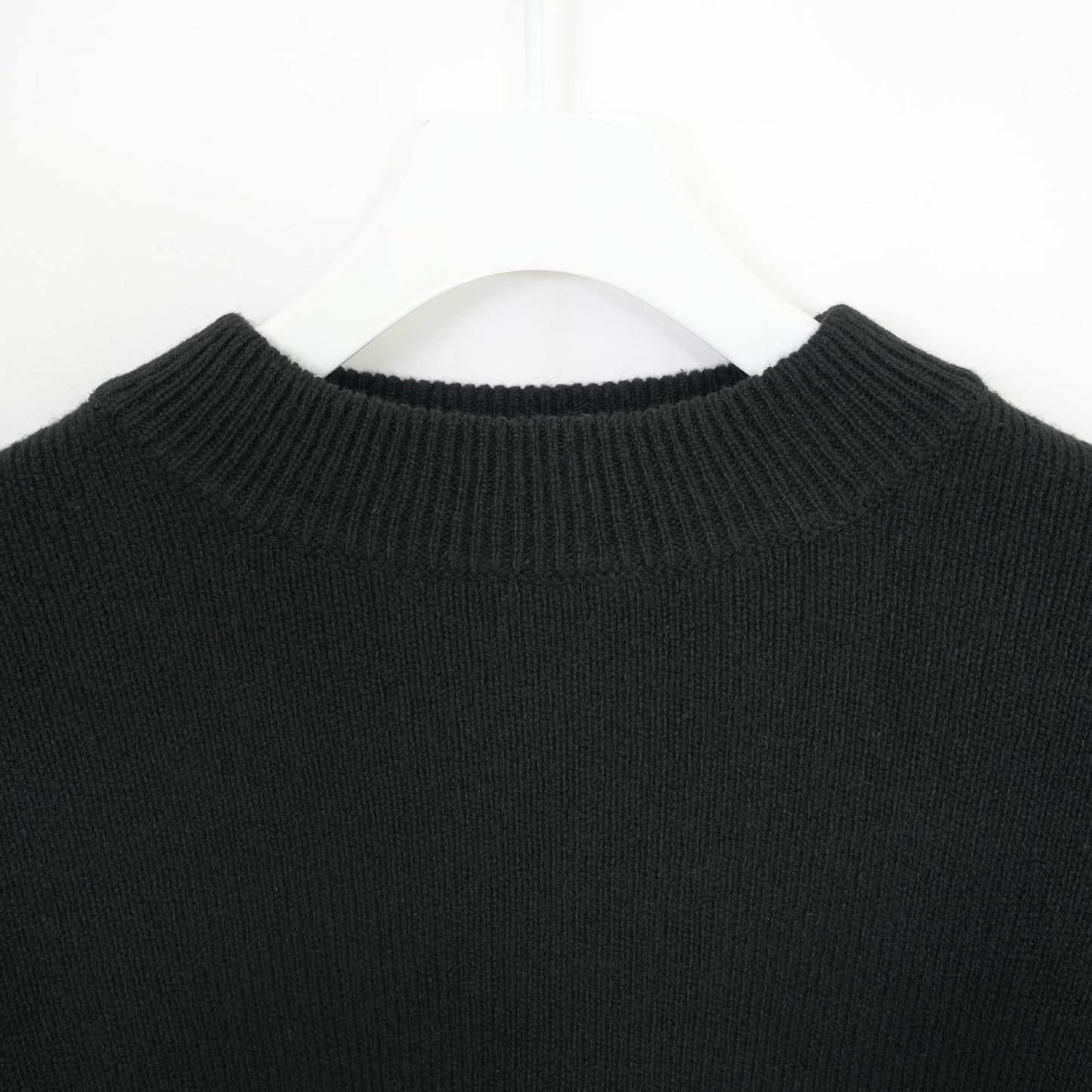 
                  
                    CROPPED SWEATER -BLACK-
                  
                