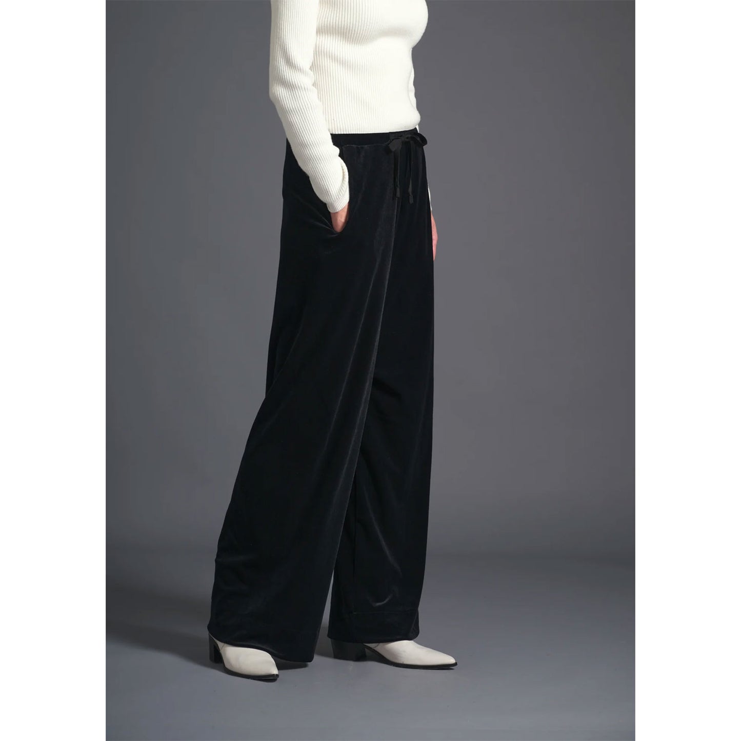 
                  
                    ALISON TROUSERS/ VELOUR SMOOTH -BLACK-
                  
                