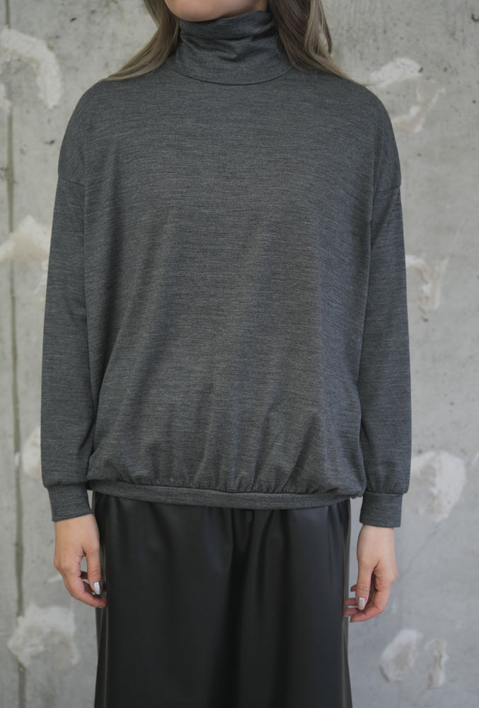 
                  
                    IVA NARROW SLEEVE HIGH-NECK
                  
                