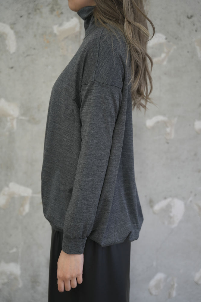 
                  
                    IVA NARROW SLEEVE HIGH-NECK
                  
                