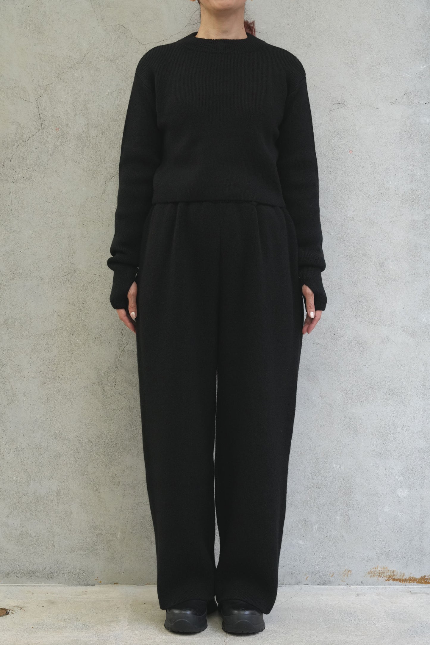 
                  
                    CROPPED SWEATER -BLACK-
                  
                