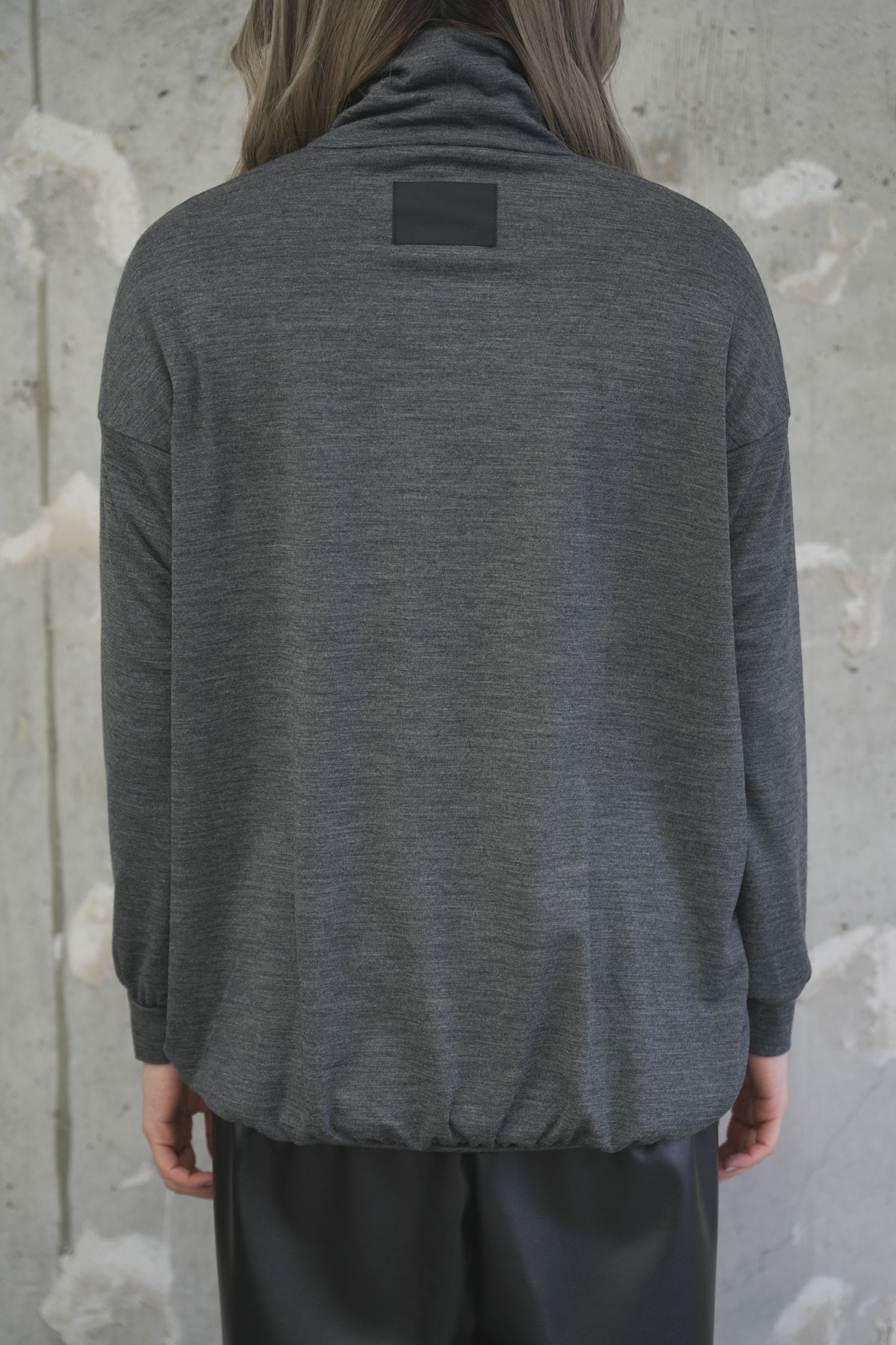 
                  
                    IVA NARROW SLEEVE HIGH-NECK
                  
                