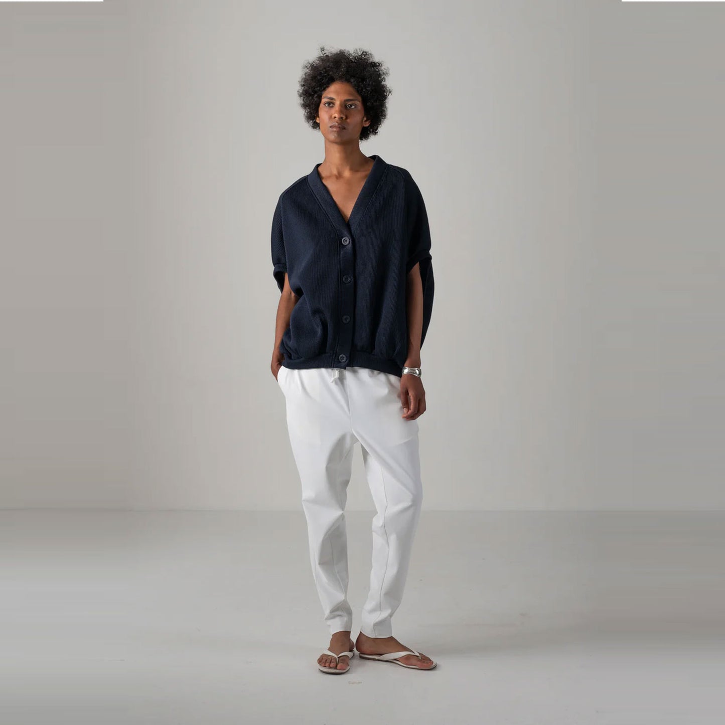 
                  
                    NEELA PUFF SLEEVE CARDIGAN / HI-LO GAUGE KNIT-LIKE JERSEY -NAVY-
                  
                