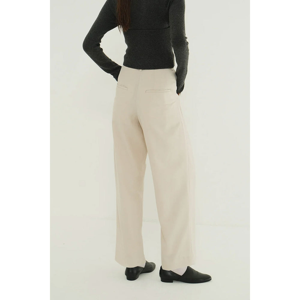 
                  
                    BASIC TUCK PANTS -IVORY-
                  
                