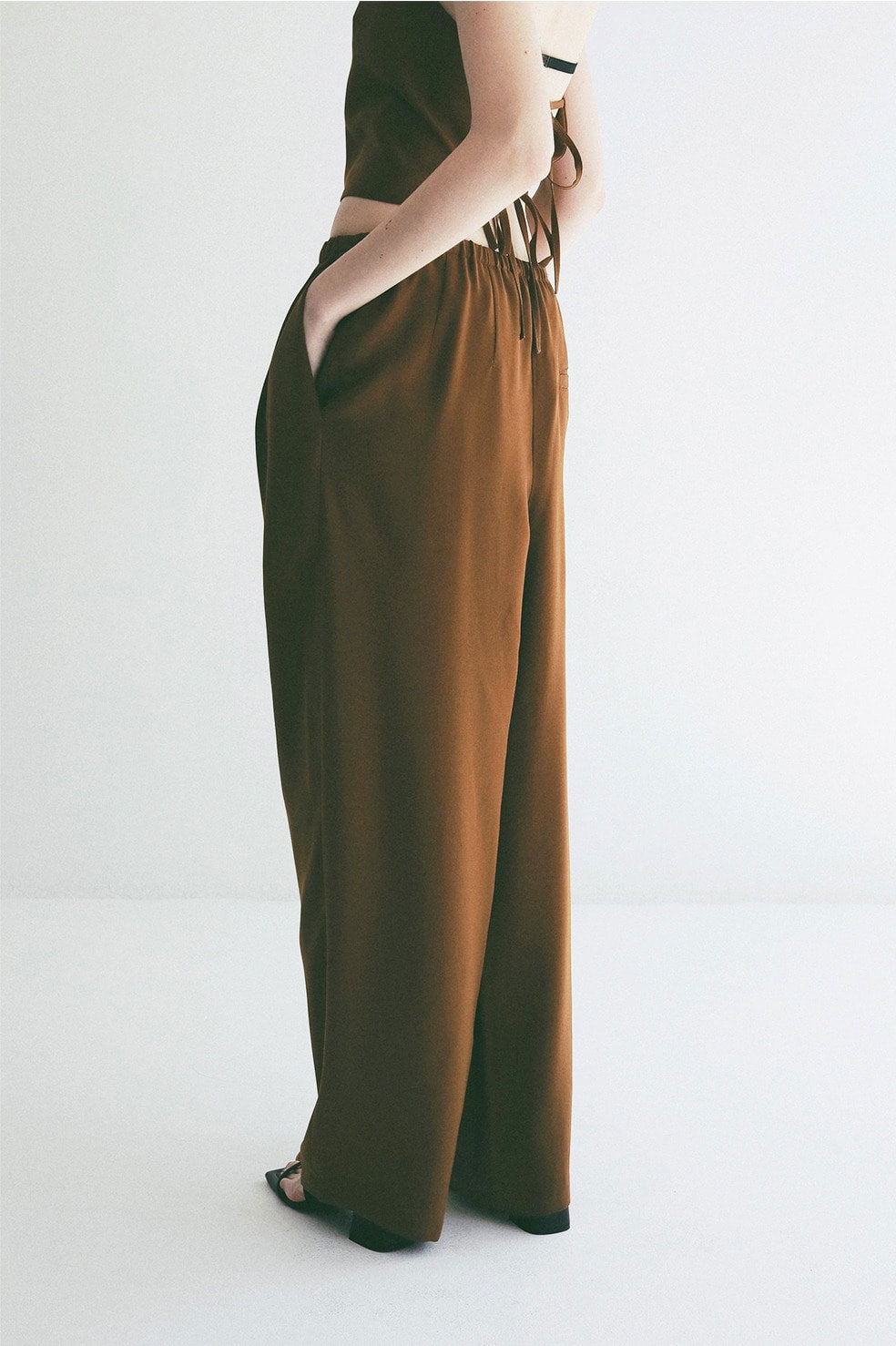 
                  
                    DRAWSTRING LOOSE TUCK PANTS
                  
                