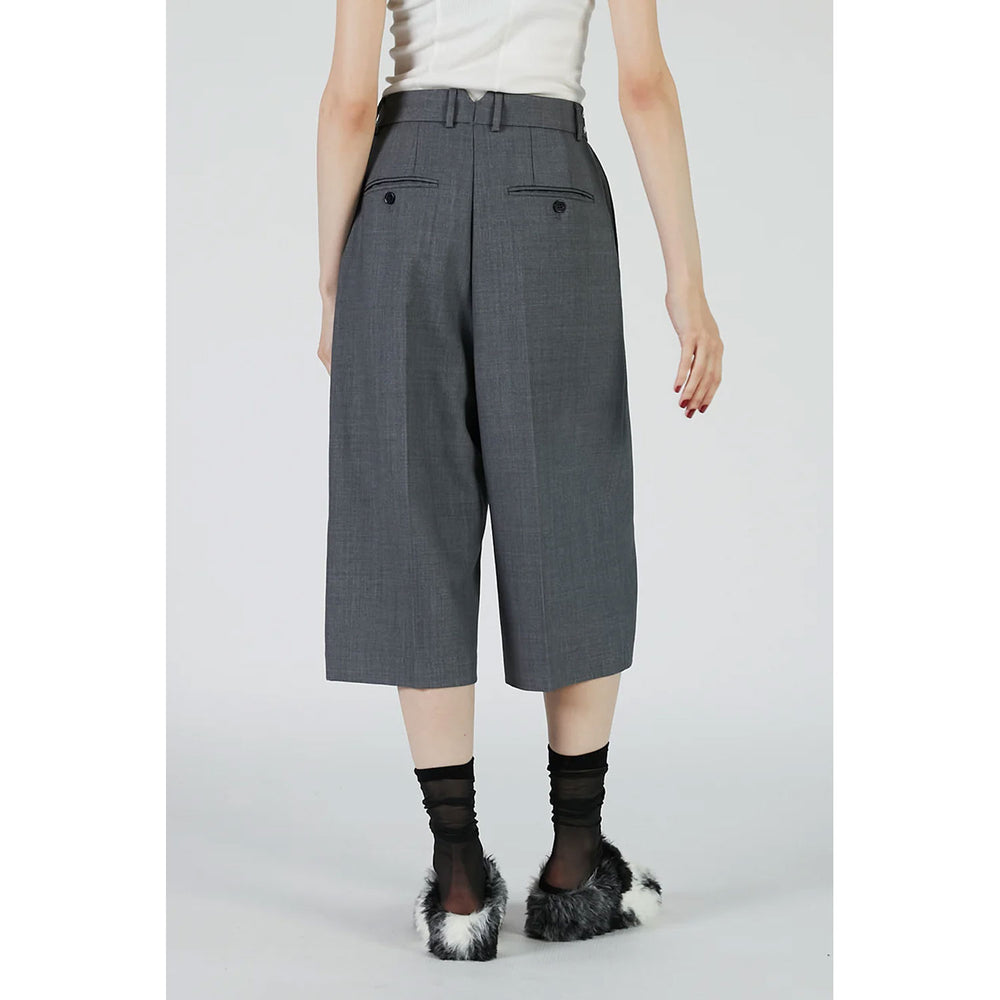
                  
                    Low-crotch Bermuda Pants-BLACK-
                  
                