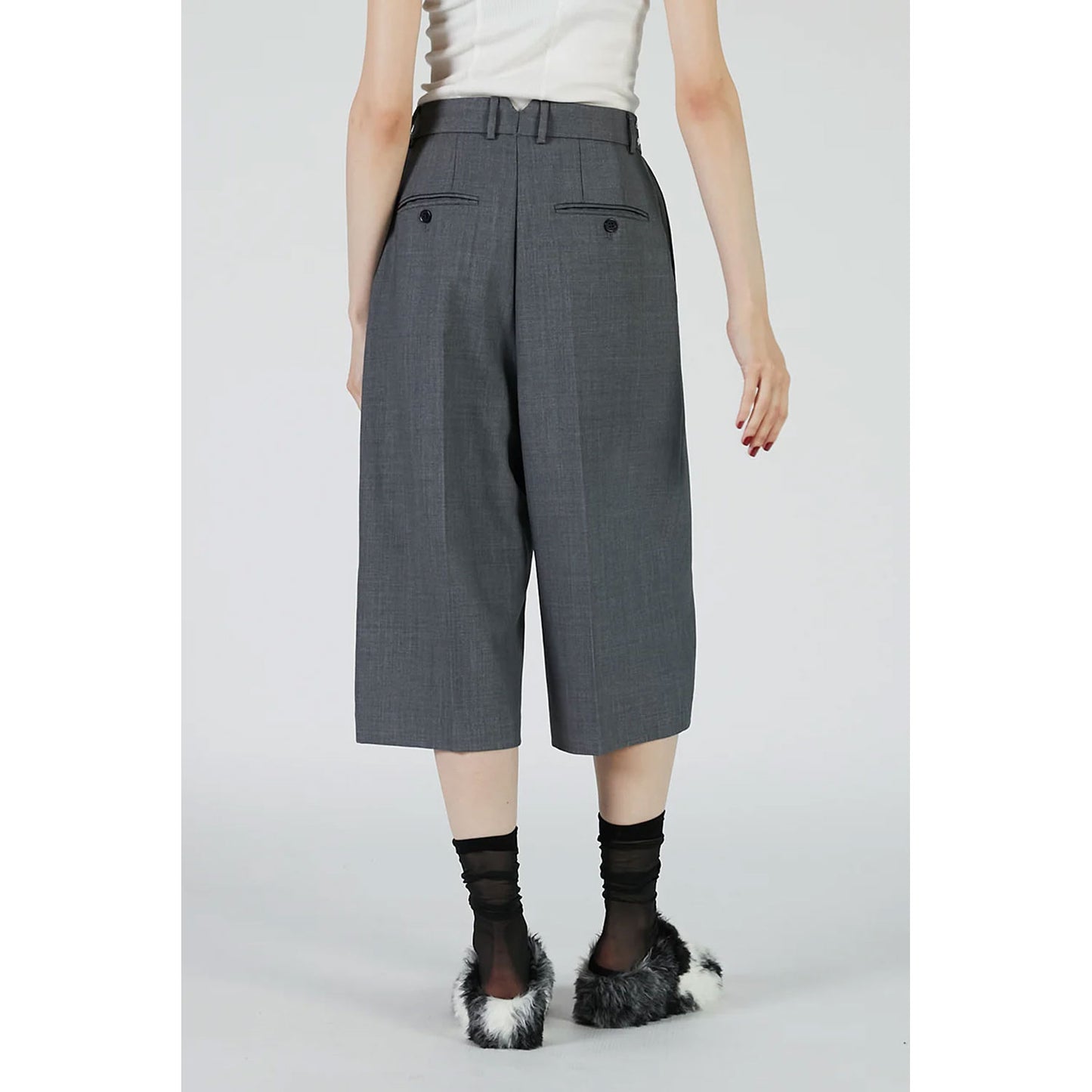 
                  
                    Low-crotch Bermuda Pants-BLACK-
                  
                