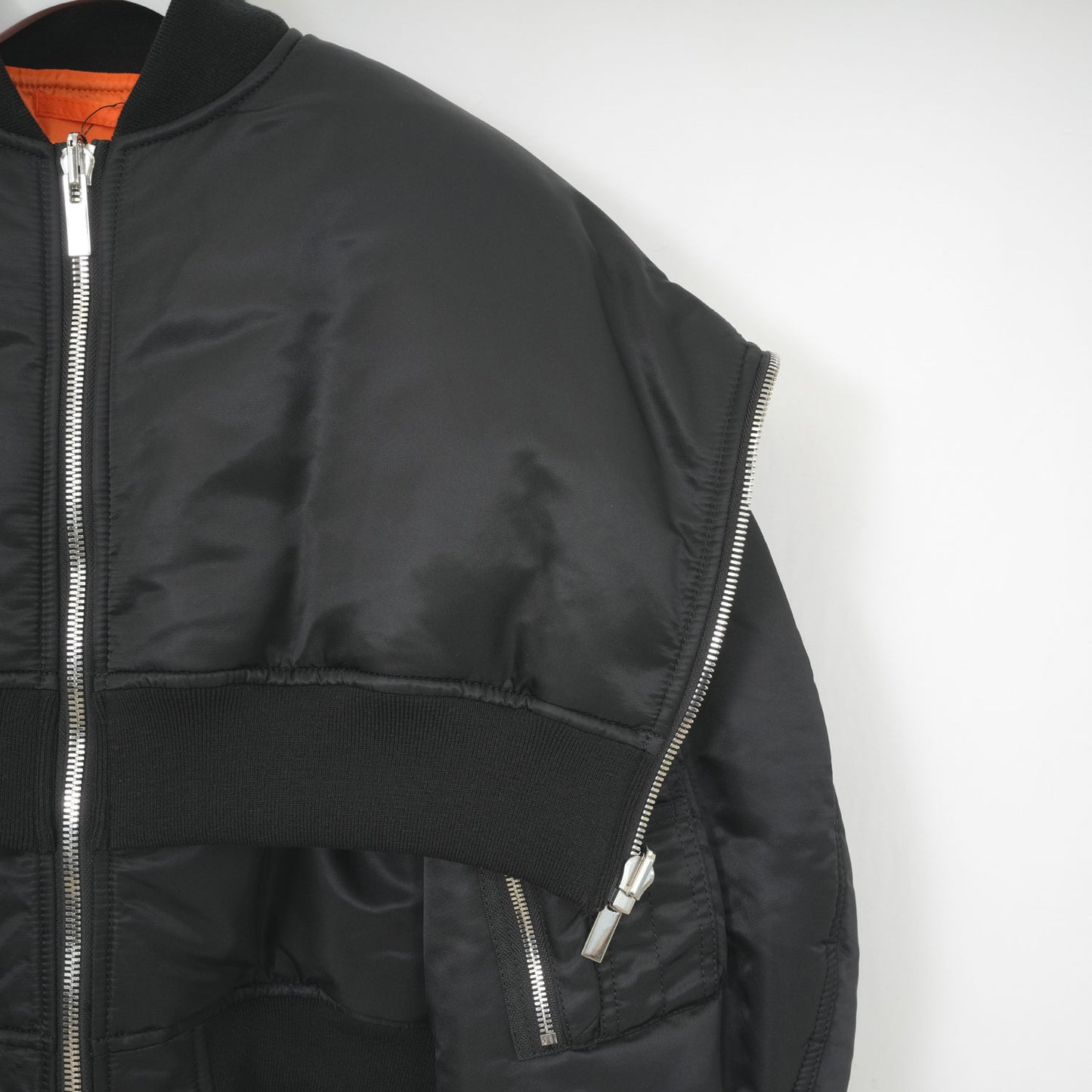 
                  
                    リバーシブルフーディボンバーJK-BLACK-
                  
                