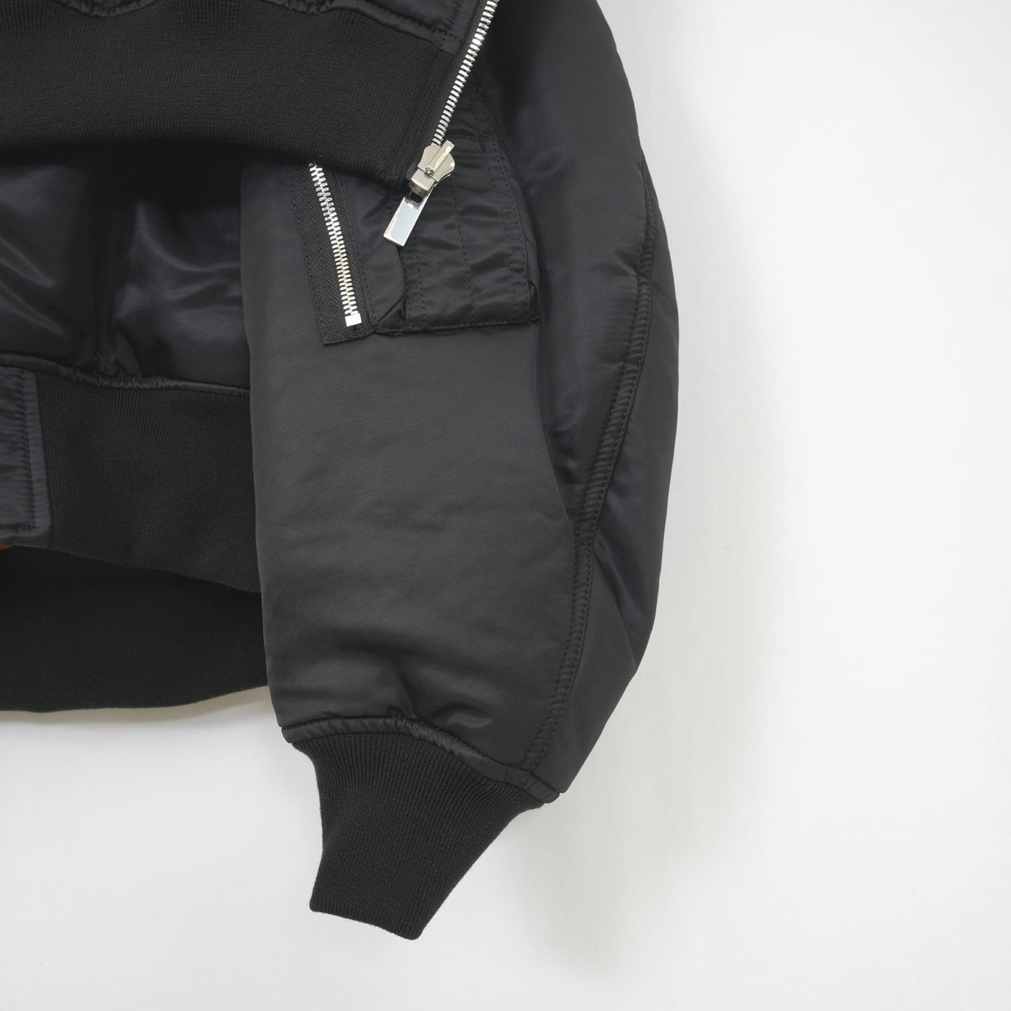 
                  
                    リバーシブルフーディボンバーJK-BLACK-
                  
                