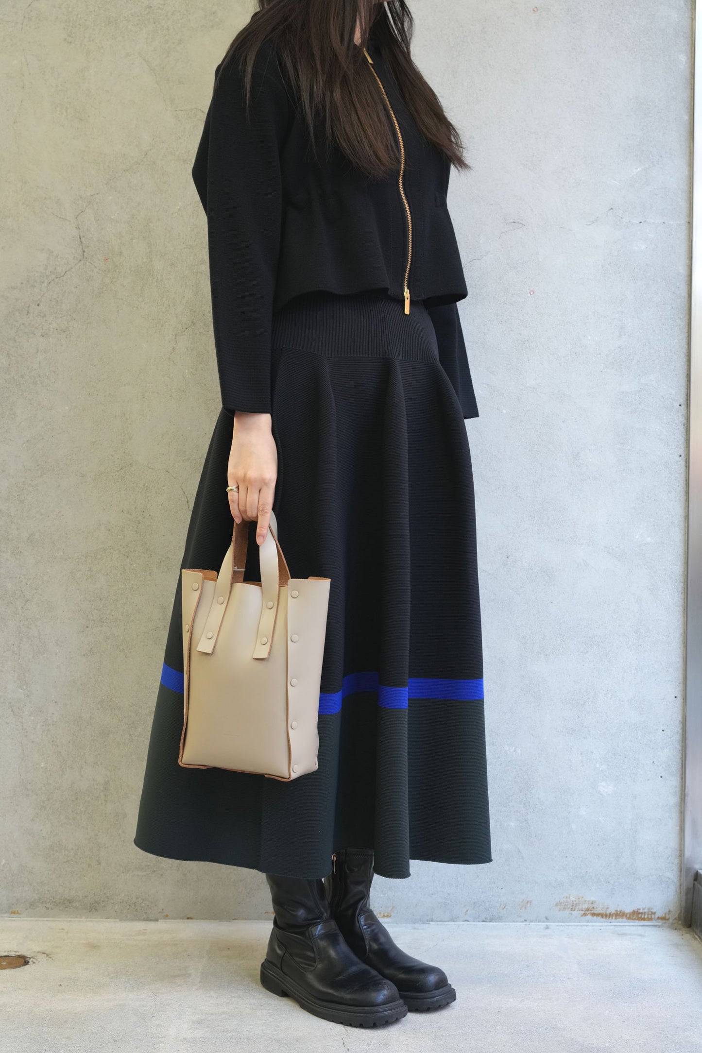 
                  
                    assemble hand bag tall S -BEIGE-
                  
                