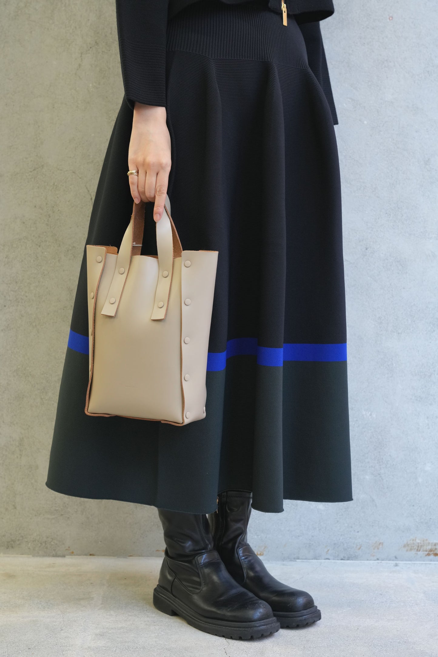 
                  
                    assemble hand bag tall S -BEIGE-
                  
                