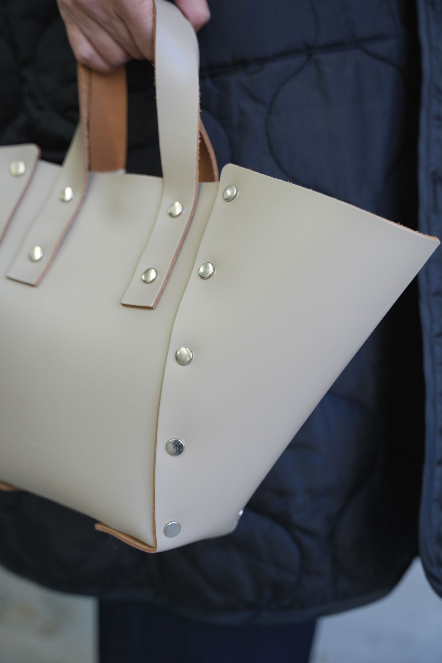 
                  
                    assemble hand bag wide S -BEIGE-
                  
                