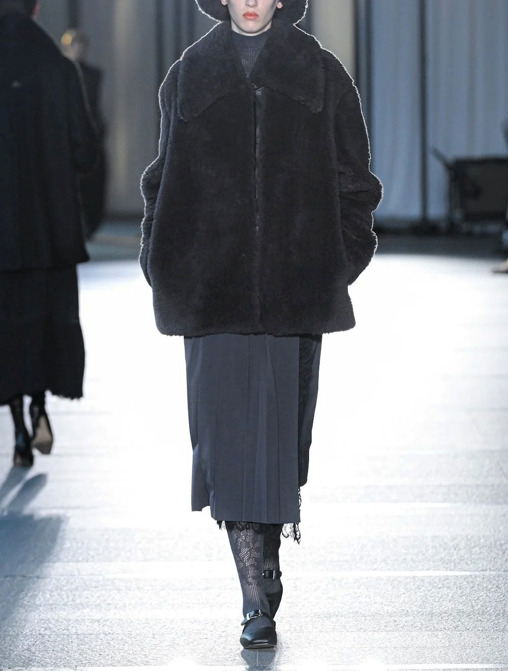 
                  
                    WOOL BOA WIDE COLLAR COAT
                  
                