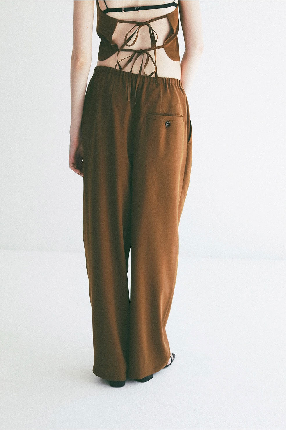 
                  
                    DRAWSTRING LOOSE TUCK PANTS
                  
                