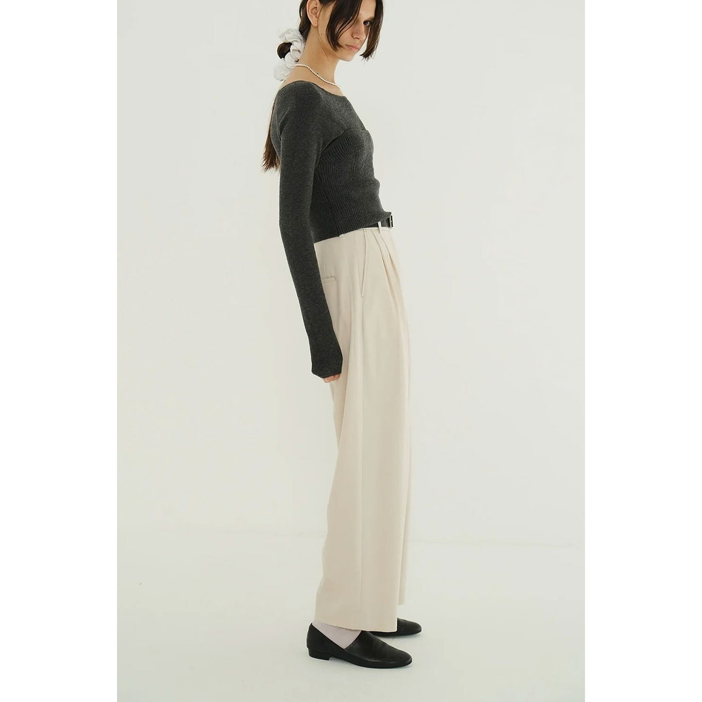 
                  
                    BASIC TUCK PANTS -IVORY-
                  
                