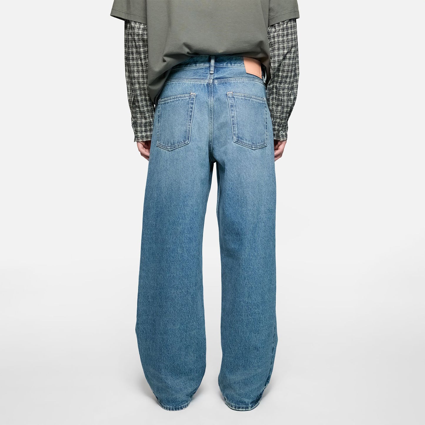 
                  
                    LOOSE FIT JEANS - 1981
                  
                