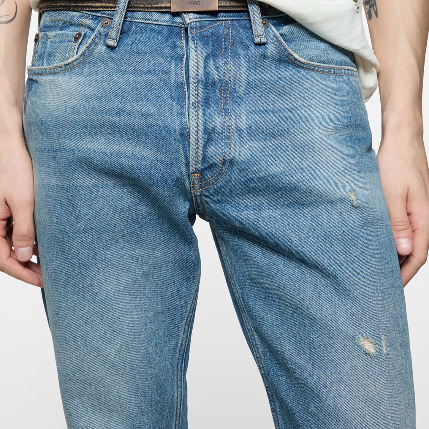 
                  
                    REGULAR FIT JEANS - 2010M
                  
                
