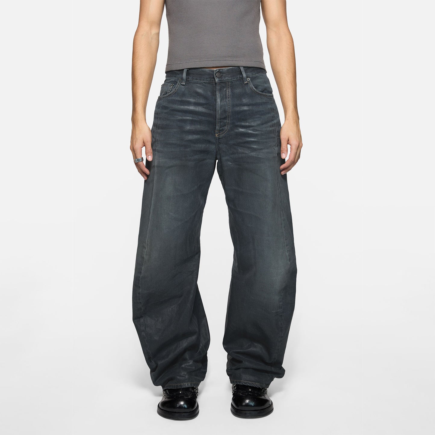 
                  
                    LOOSE FIT JEANS - 2006M
                  
                