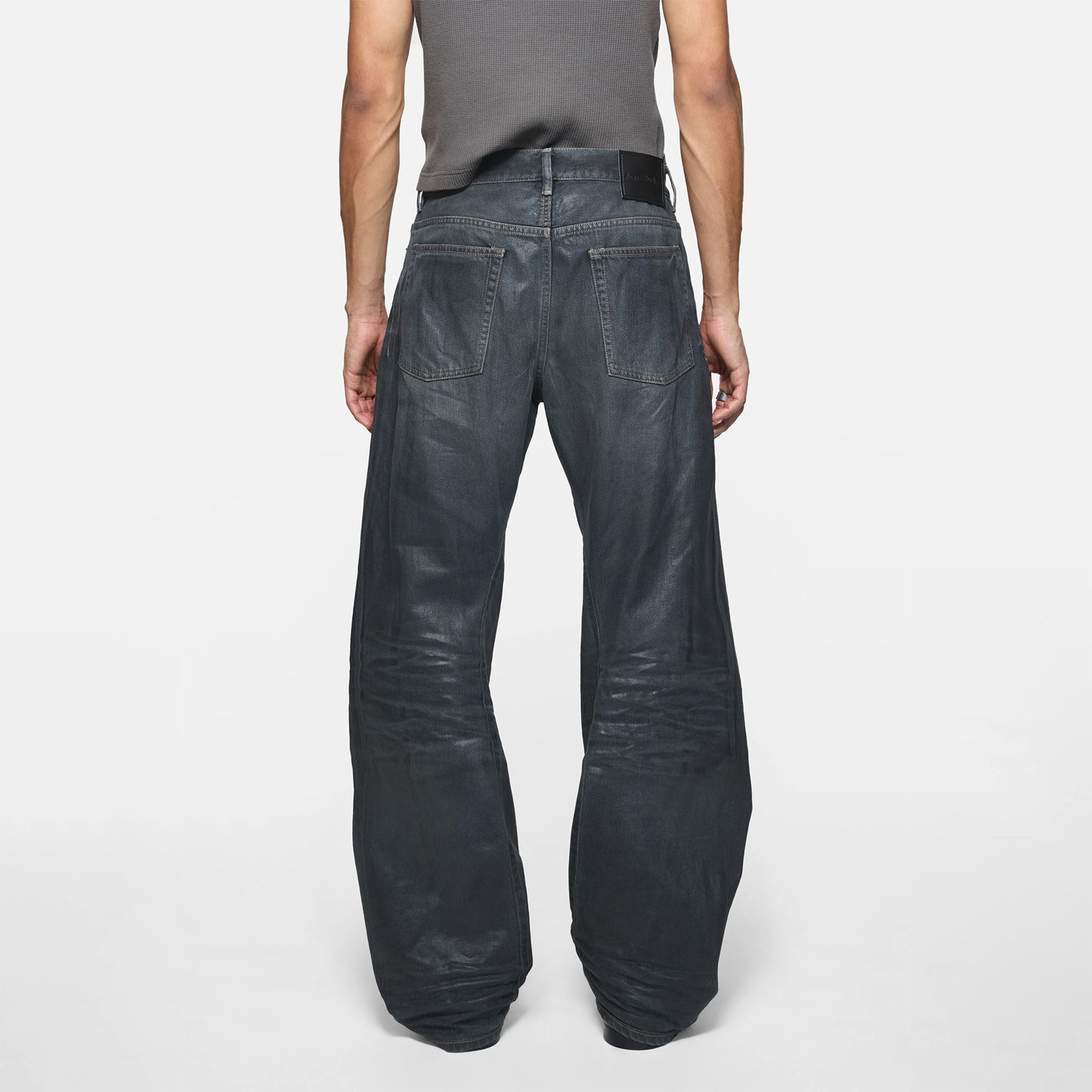 
                  
                    LOOSE FIT JEANS - 2006M
                  
                